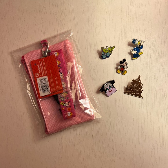 Minnie Mouse Lanyard and Mystery Pin Set of 5 - Picture 2 of 4
